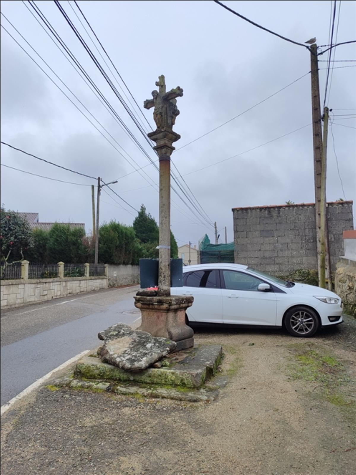 Una vista del cruceiro de A Roza, en la EP-1302 de Beluso, con su mesa procesional destrozada tras un accidente ocurrido en enero de 2022.