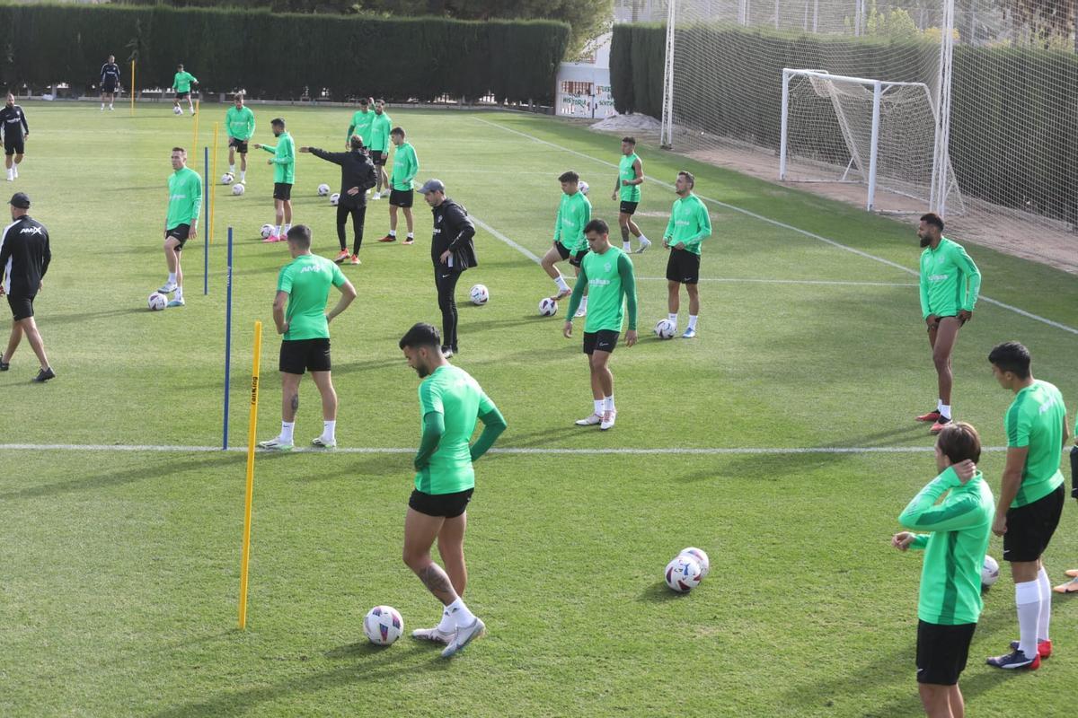 El Elche CF entrena para preparar el partido ante el Real Zaragoza con ...