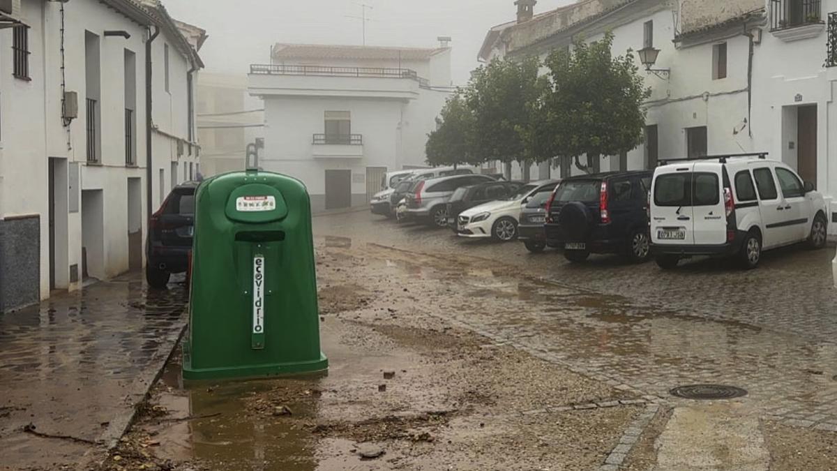 Vista de una calle del pueblo de Constantina, en la sierra norte de Sevilla, donde las fuertes lluvias han provocado que algunas de sus calles se conviertan en ríos de agua y barro