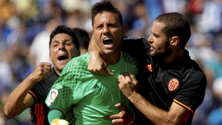 Mario Suárez y Enzo Pérez festejan con Alves el penalti parado.