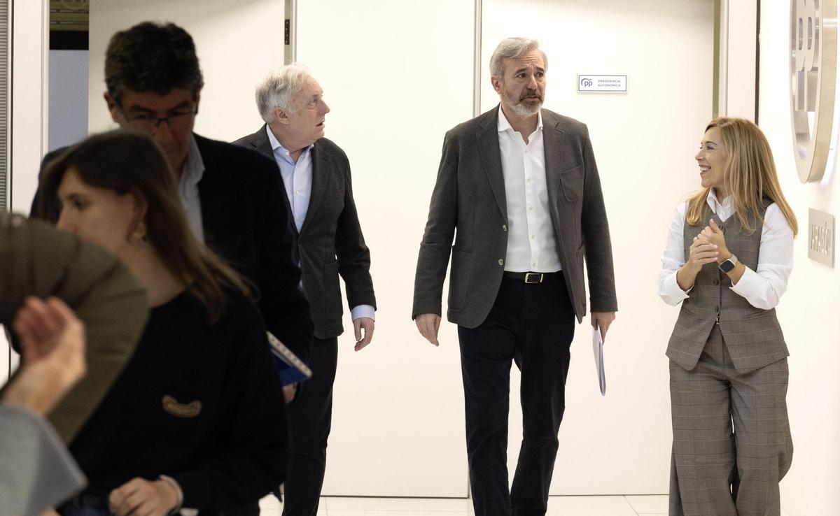 El líder del PP, Jorge Azcón, entre Octavio López y Ana Alós, en la última Junta Directiva de los populares en Aragón.