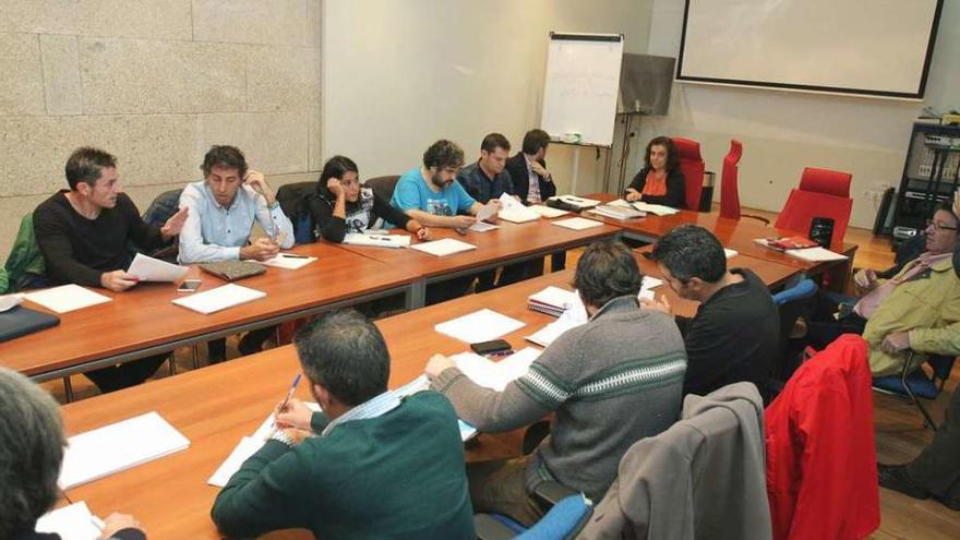 Una reunión de la mesa de negociación, con la edil de Personal, Flora Moure, al fondo. // Iñaki Osorio