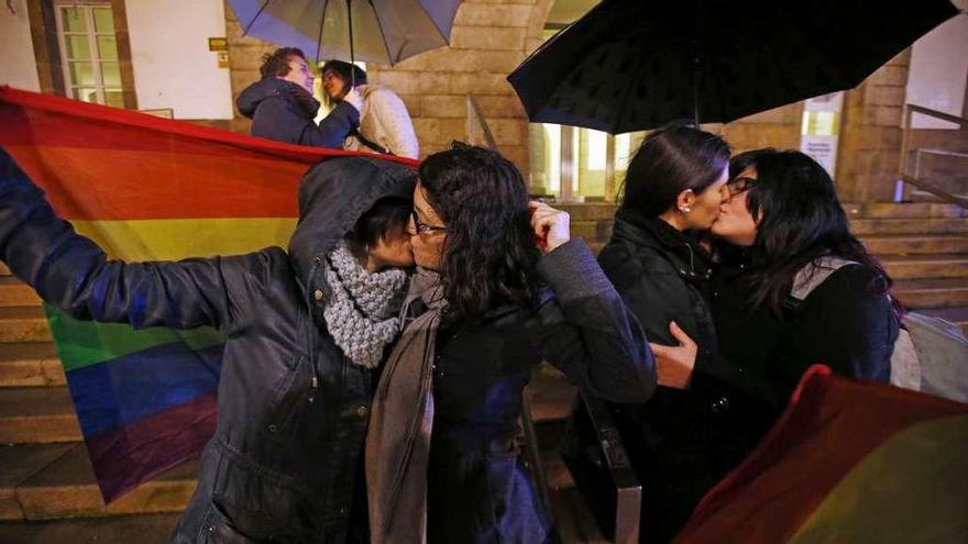 Dos parejas se besan en Vigo en un acto contra la homofobia. // M.G.
