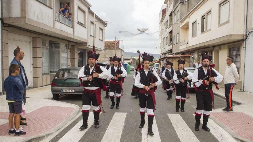 La Banda de Gaitas de Piloño, ayer, durante el pasacalles en Vila de Cruces. // Bernabé/Ana Agra