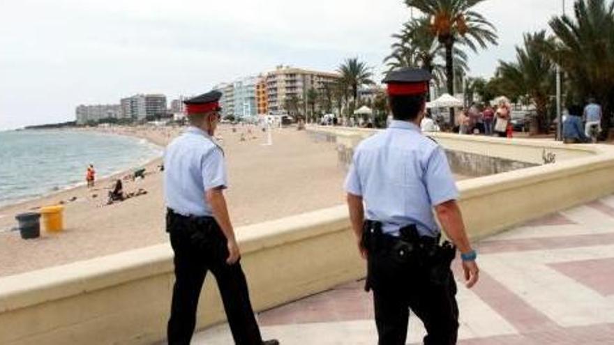 Agents dels Mossos d&#039;Esquadra, patrullant per Blanes, en una imatge d&#039;arxiu.