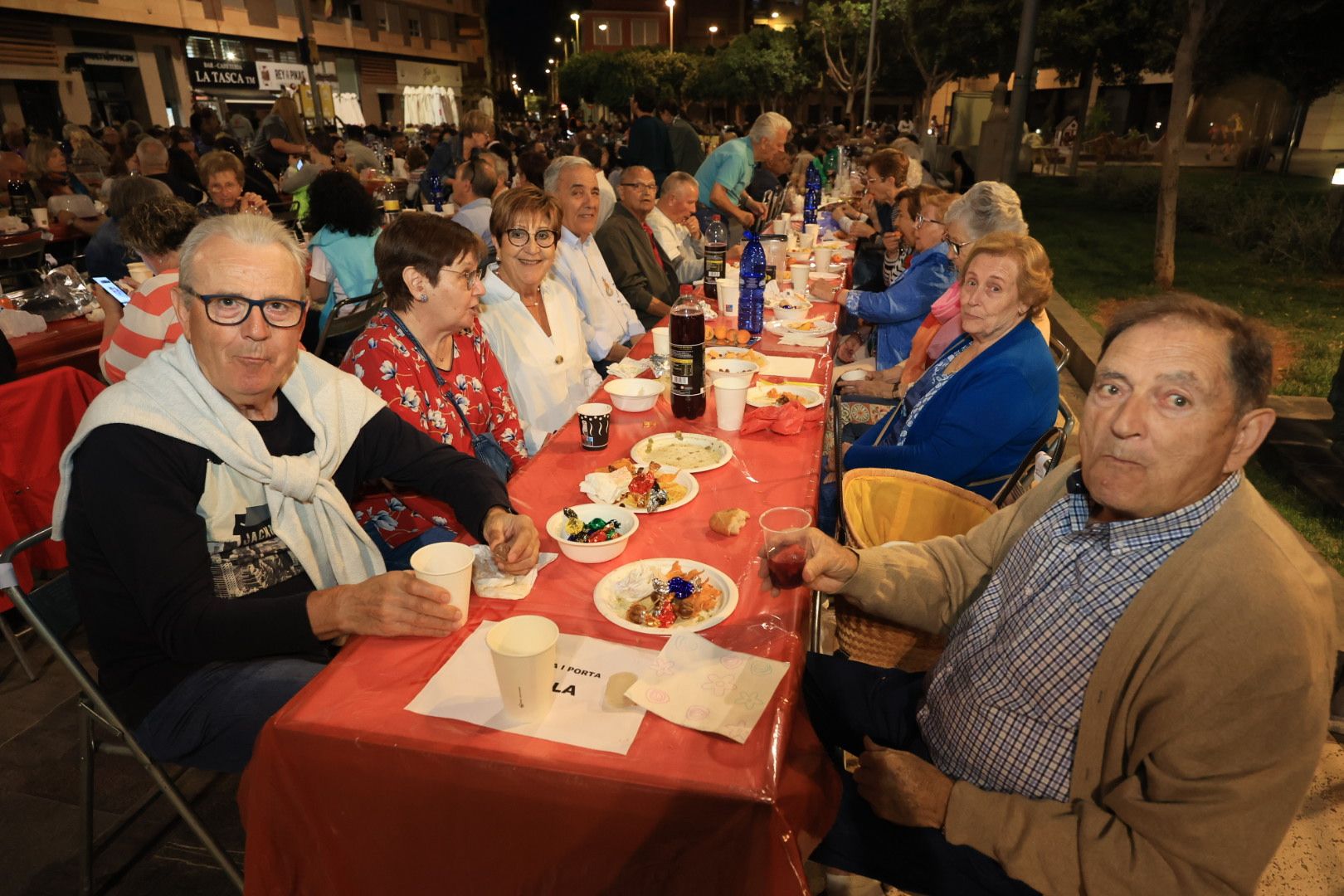 Búscate en la galería de fotos del 'sopar de pa i porta' en las fiestas de Almassora