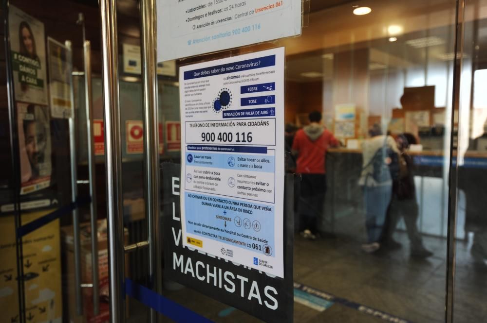 Once profesionales del Hospital de A Coruña, donde está ingresado, están aislados preventivamente en sus domicilios por haber mantenido contacto con el paciente.