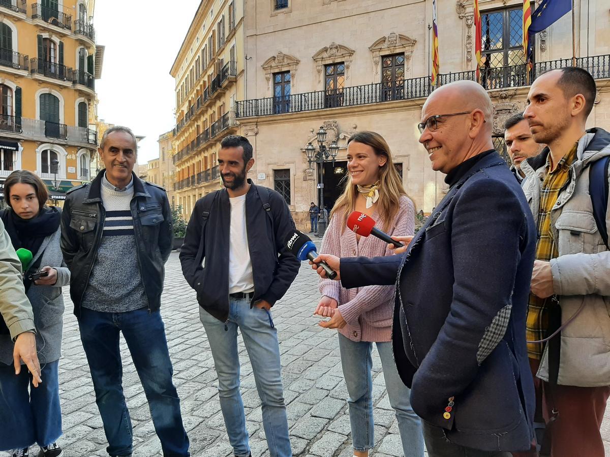 Los relojeros Biel y Toni Julià conla concejala Claudia Costa antes de poner a punto en Figuera.