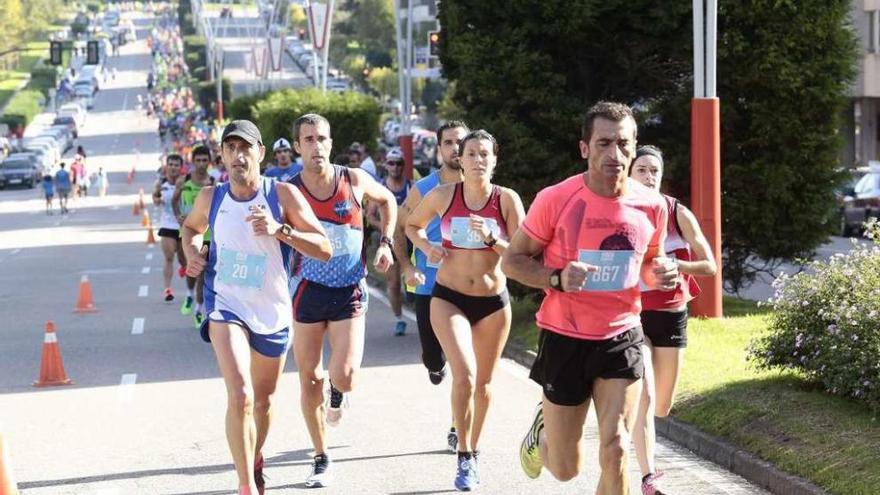 Un momento de la carrera del pasado año a su paso por la Avenida de Castelao.  // Adrián Irago