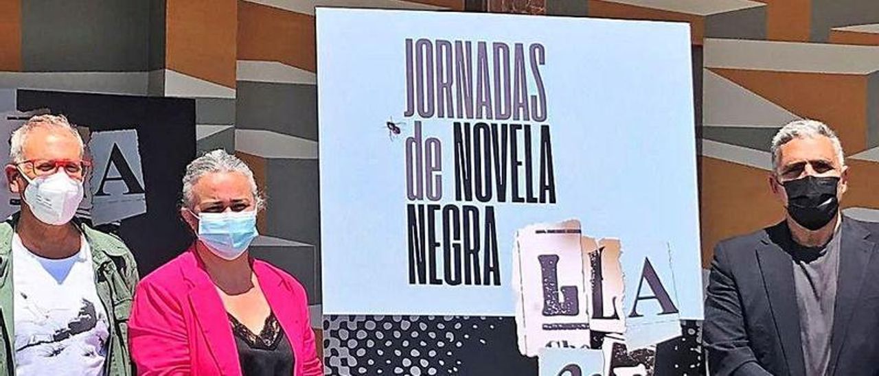 Por la izquierda, el director de la “Semana negra”, Ángel de la Calle; la edil de Cultura, Eva María Pérez, y el promotor de “Llanegra”, Alejandro M. Gallo.