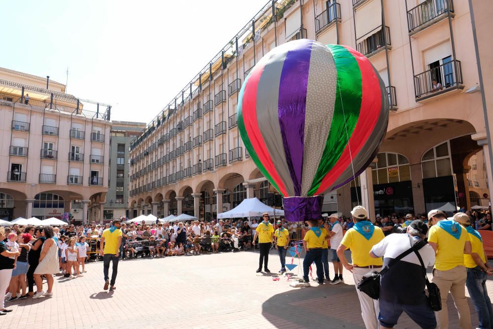 Traca y suelta de globos en las fiestas de Elda