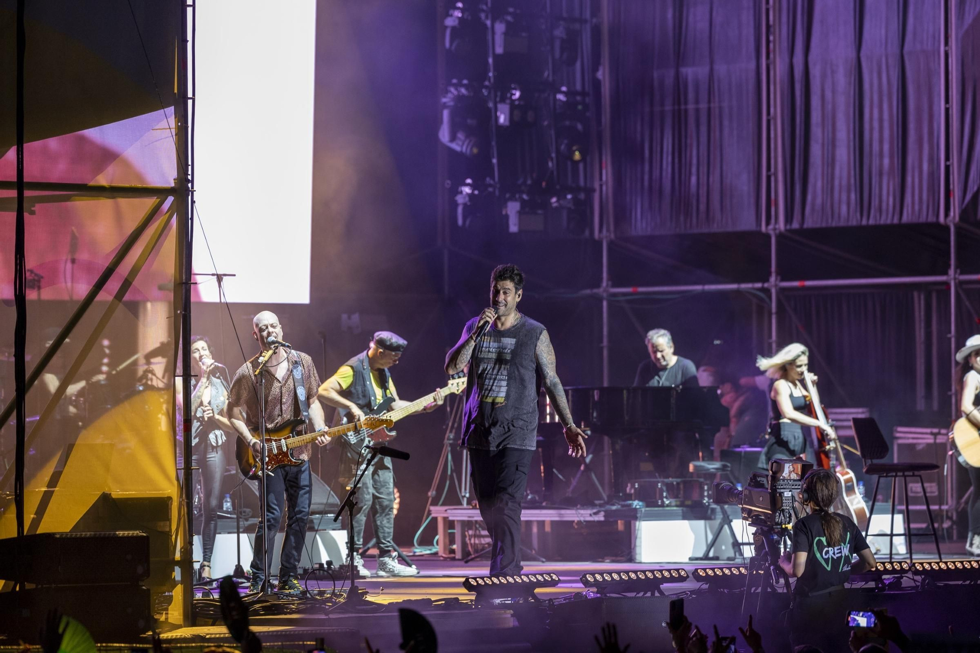 Más de 8.500 personas disfrutan del concierto de Melendi en Brilla Torrevieja 2023.