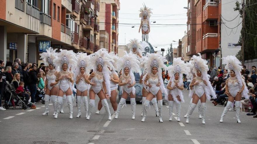 Los grupos carnavaleros se lucen en Cabezo de Torres pese a la lluvia