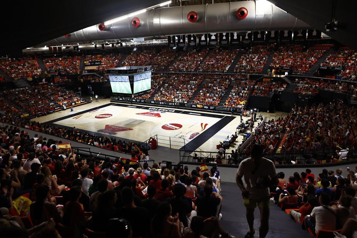 Llenazo en la Fonteta para ver la final España-Inglaterra Llenazo en la Fonteta para ver la final España-Inglaterra