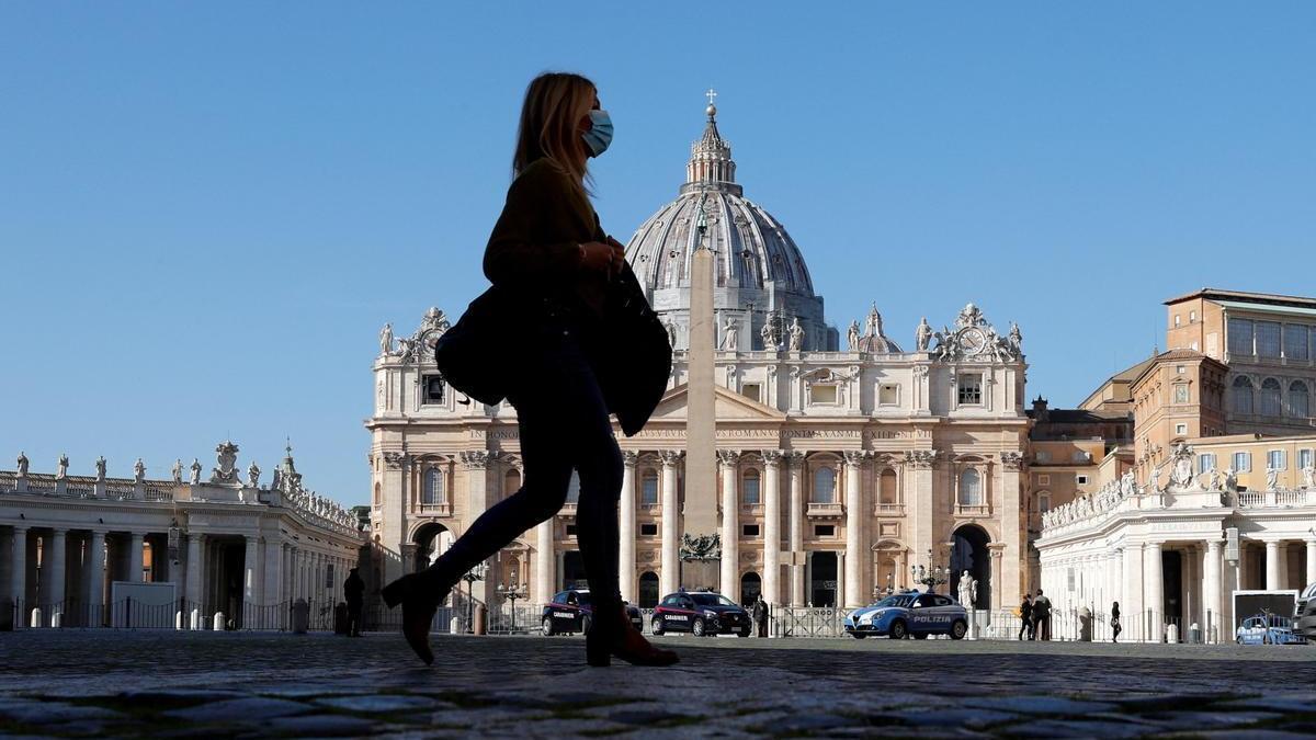 Una dona es passeja davant del Vaticà