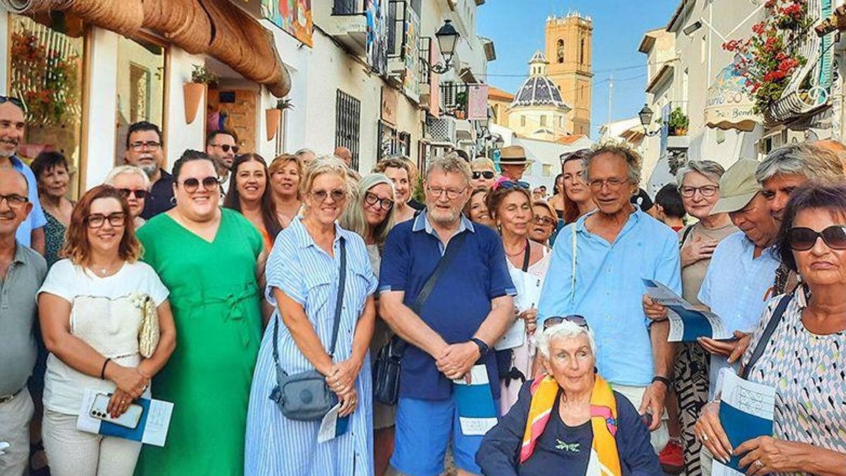 Inauguración de Balconades Altea con autores y concejales. /