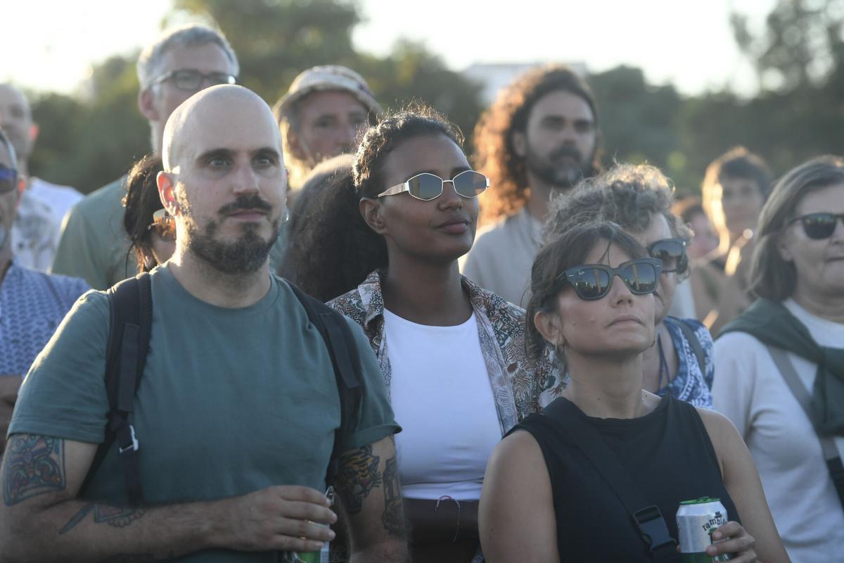 La cantautora y productora portuguesa llevó este jueves al castillo de San Antón una fusión de música tradicional lusa con sonidos electrónicos y sintetizadores durante la segunda jornada del Festival Noroeste Estrella Galicia.