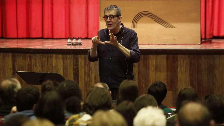 Máximo Pradera, ayer, durante su conferencia, explicando el concepto de metáfora musical.