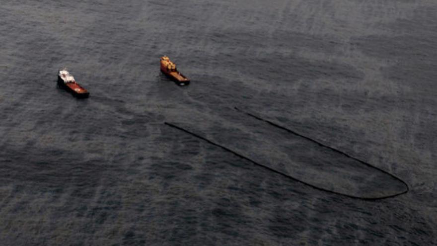 Embarcaciones llevan a cabo las labores de limpieza del vertido.