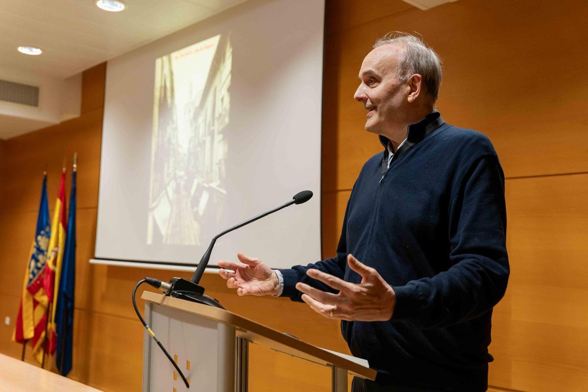 El catedrático de la Universitat de València, Daniel Benito Goerlich, durante su charla sobre el arquitecto Francisco Javier Goerlich