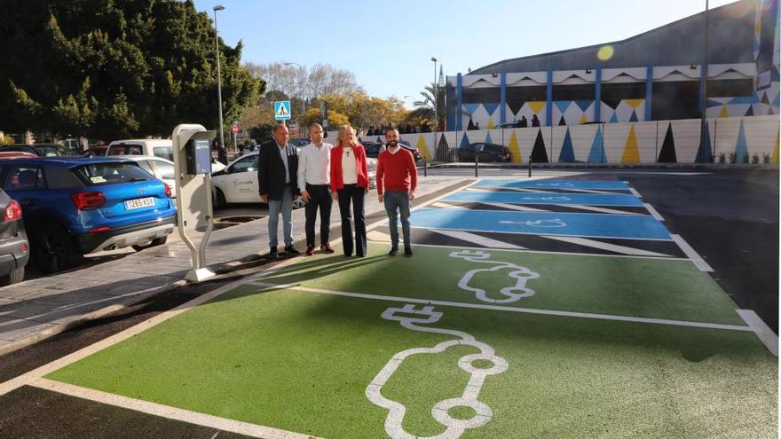 La alcaldesa visitó ayer el nuevo aparcamiento.