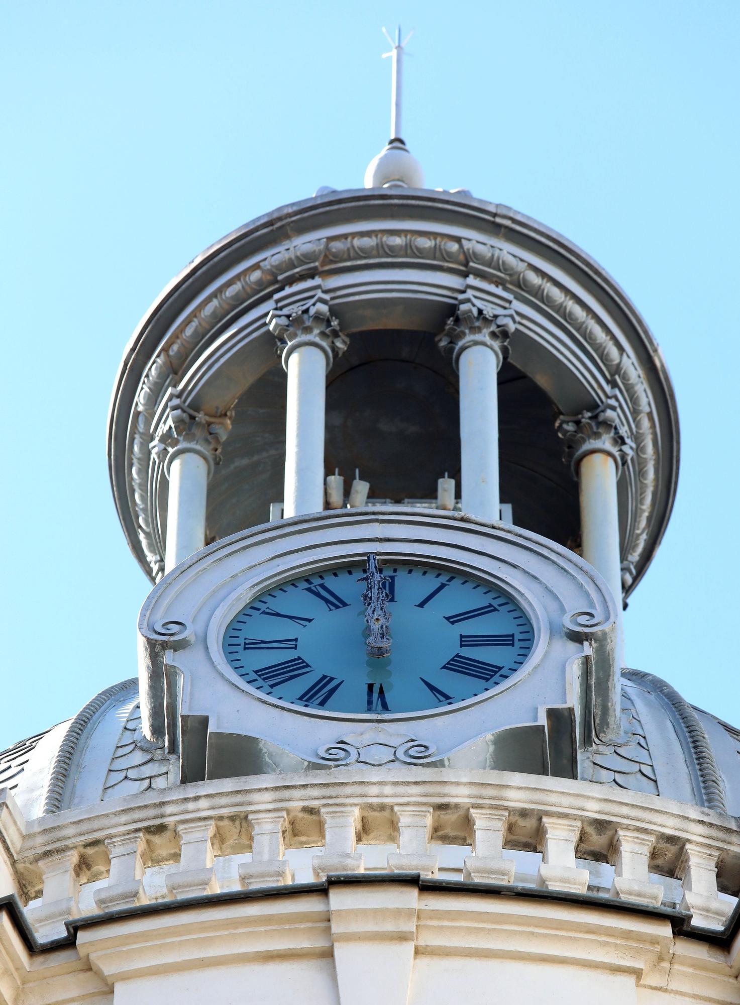 Reloj en el edificio Ibercaja, en la calle San Jorge.jpg