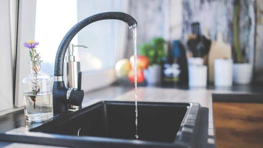 El truco de limpieza definitivo para que la grifería de tu baño brille como si fuera nueva