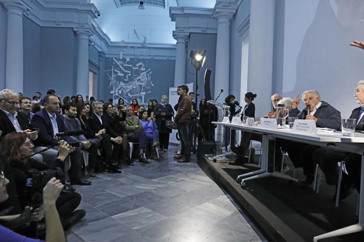 Aglomeración en la conferencia de Mujica en València
