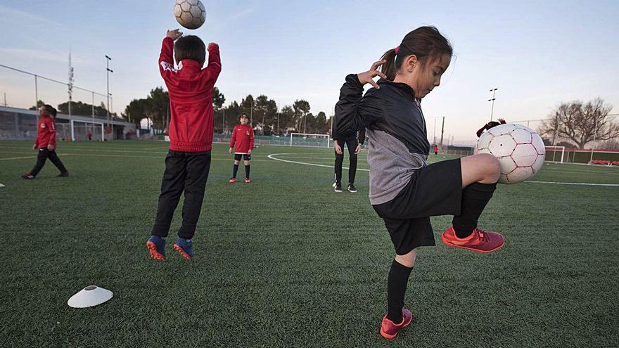 Entrenaments ahir a la tarda al camp municipal de la barriada Mion per part de la Pirinaica