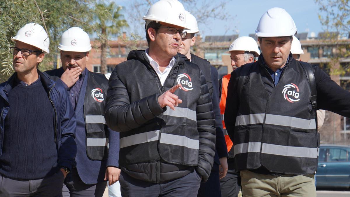 El alcalde Jorge Rodríguez durante la visita a las obras del Colegio Público Martínez Valls de Ontinyent