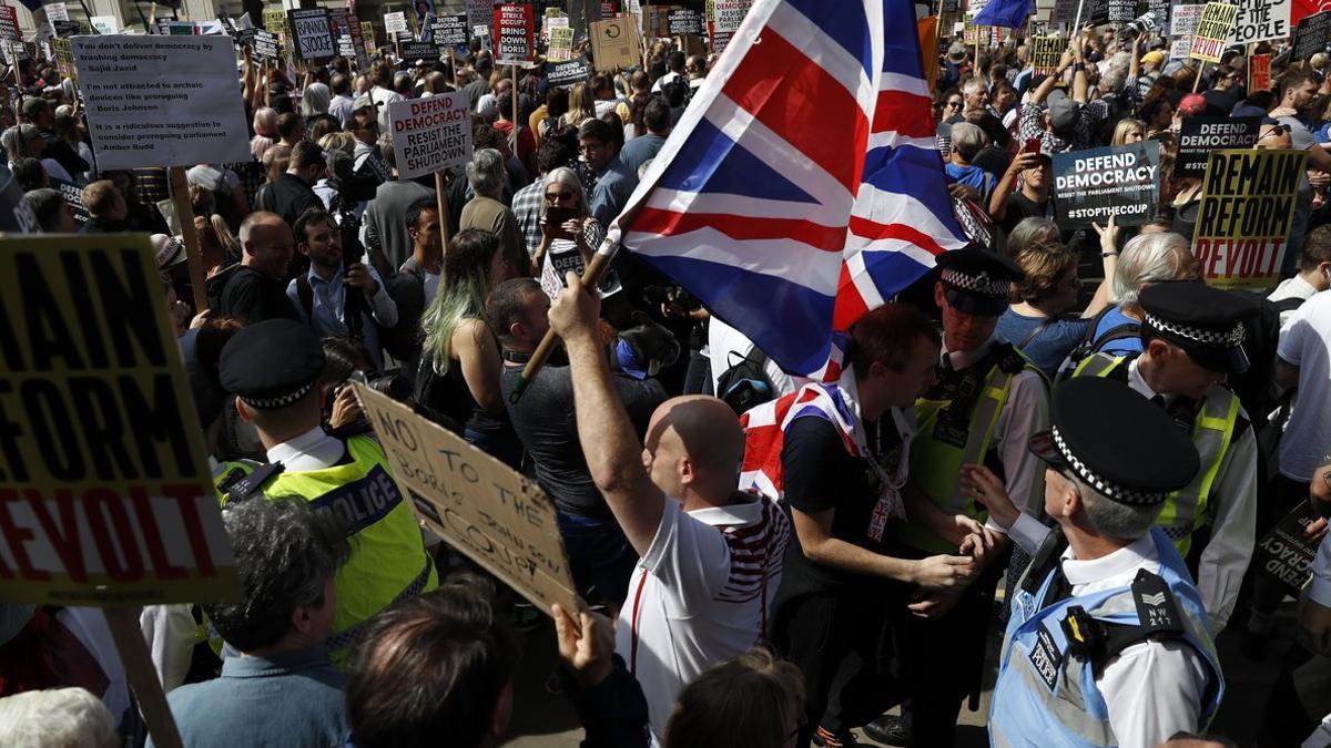 Manifestación contra la decisión de Boris Johnson de suspender el Parlamento, este sábado a las puertas de Downing Street, en Londres.