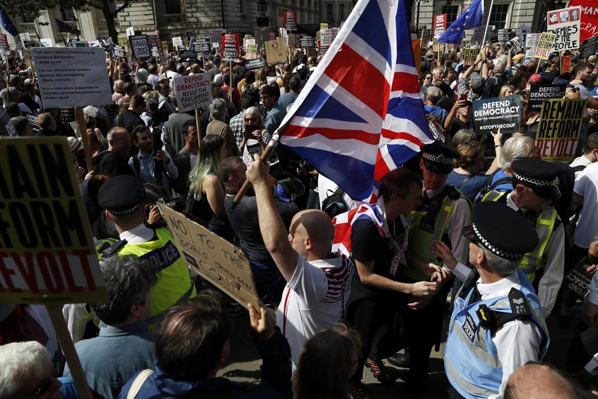 Manifestación contra la decisión de Boris Johnson de suspender el Parlamento, este sábado a las puertas de Downing Street, en Londres.