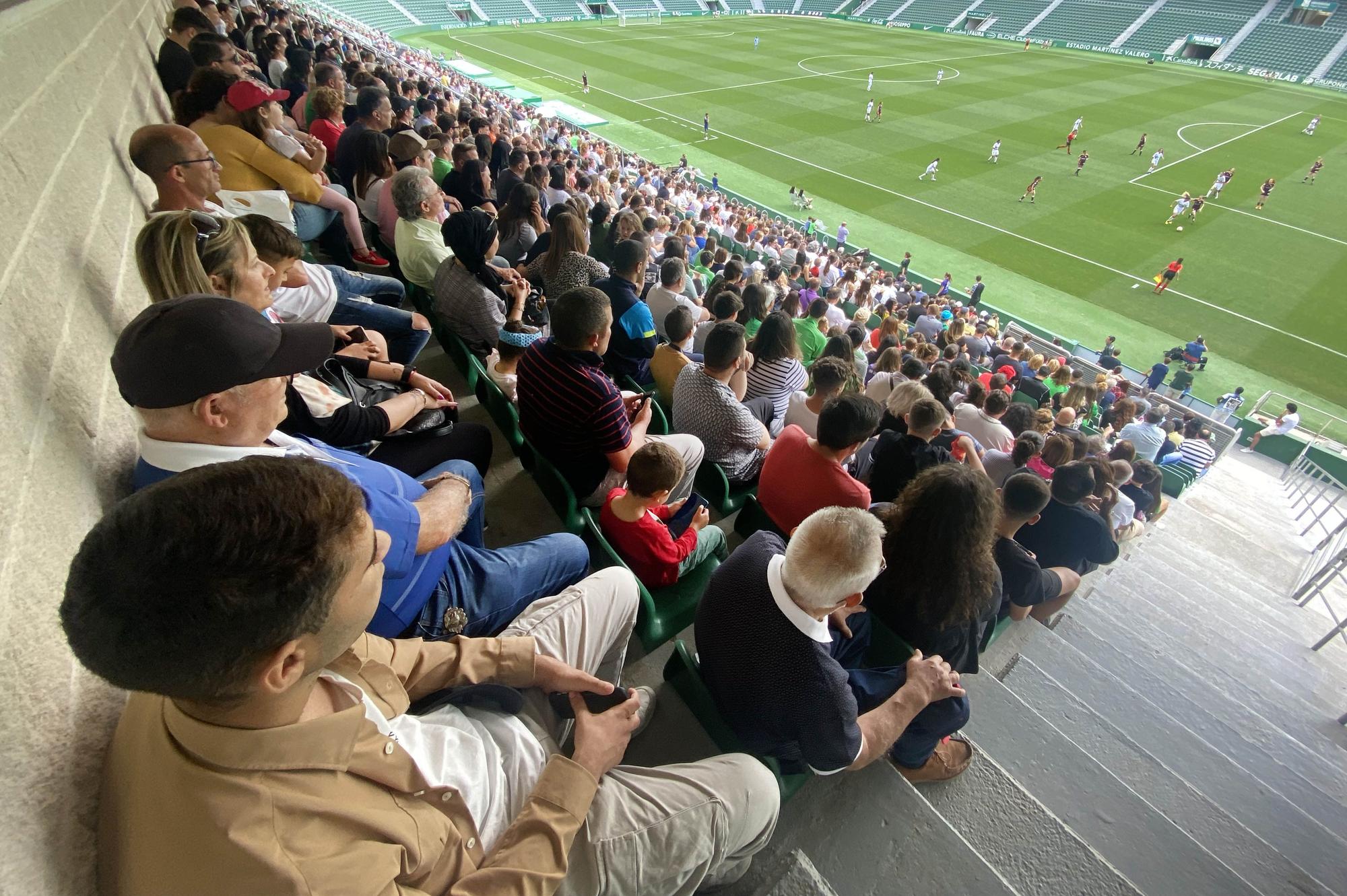 El Elche Femenino celebra su ascenso a Segunda RFEF jugando en el Martínez Valero