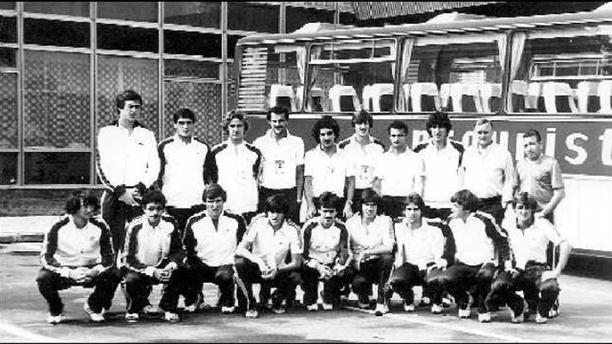 Los integrantes de la selección española en Moscú-80. Arriba, por la izquierda, Agustín, Espinosa, De Andrés, Joaquín, David, Urbano, Quique Ramos, Gajate, Santamaría (seleccionador), Enrique Pagán (utillero); agachados, Güerri, Juanito, Buyo, Marcos, Ángel, Urkiaga, Zúñiga, Víctor y Rincón.