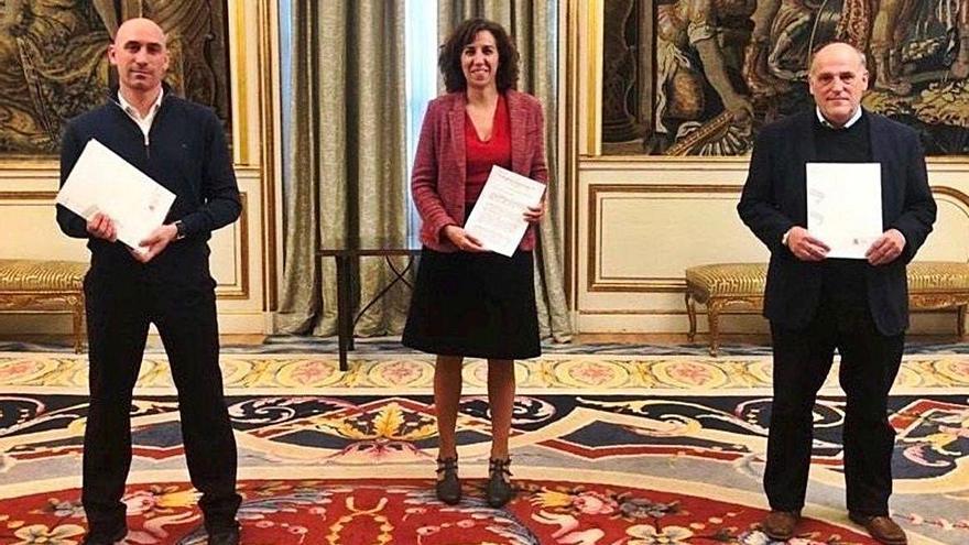 Luis Rubiales, Irene Lozano y Javier Tebas, tras la firma del acuerdo.