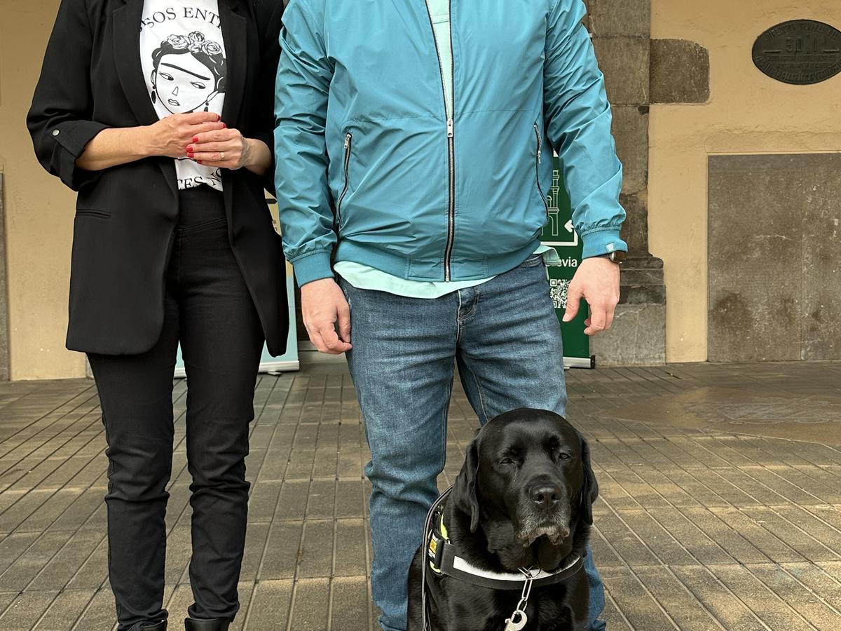 Begoña Carrasco junto a Vicente Galiana y 'Preston', su perro guía.