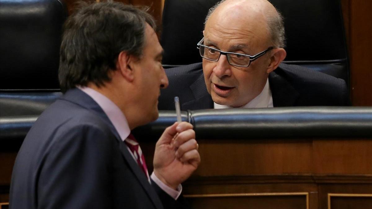 Aitor Esteban y Cristóbal Montoro, este miércoles, en el Congreso.