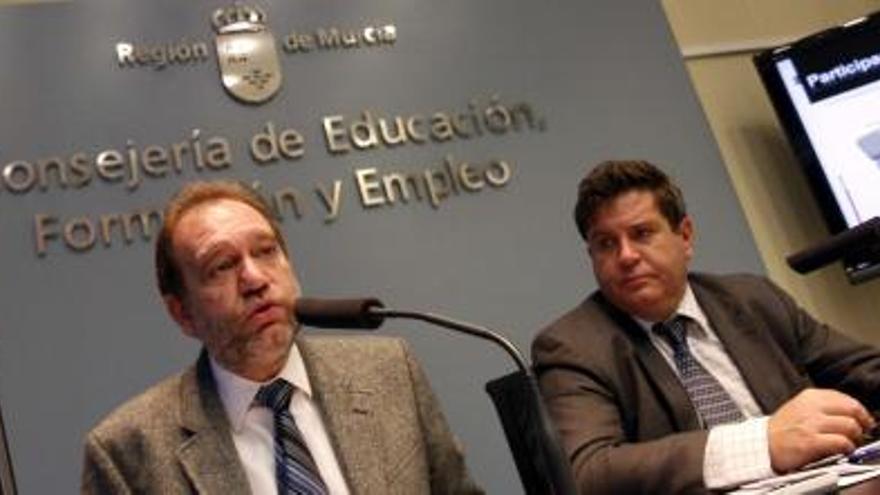 El consejero de Educación, Constantino Sotoca, junto al secretario general, José Daniel Marín.