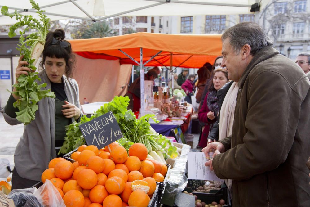 Mercado ecológico en la plaza del Ayuntamiento de Valencia