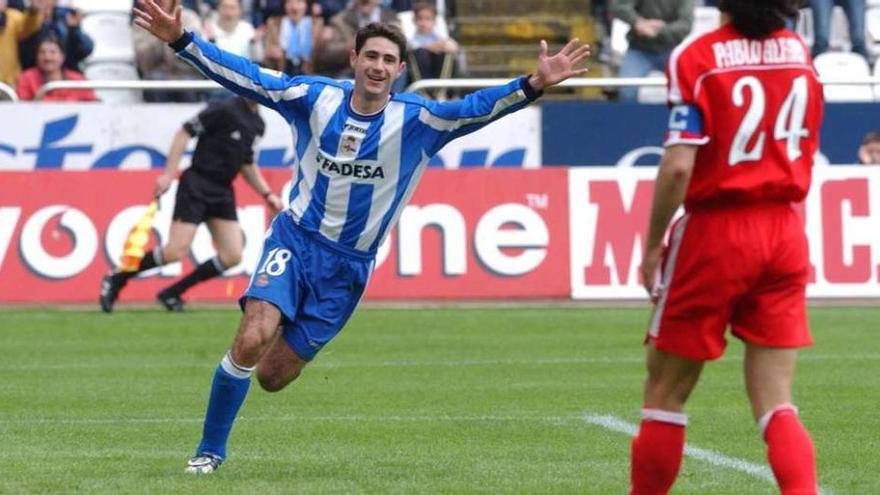 Víctor celebra un gol al Sevilla en Riazor en la temporada 2002-03.