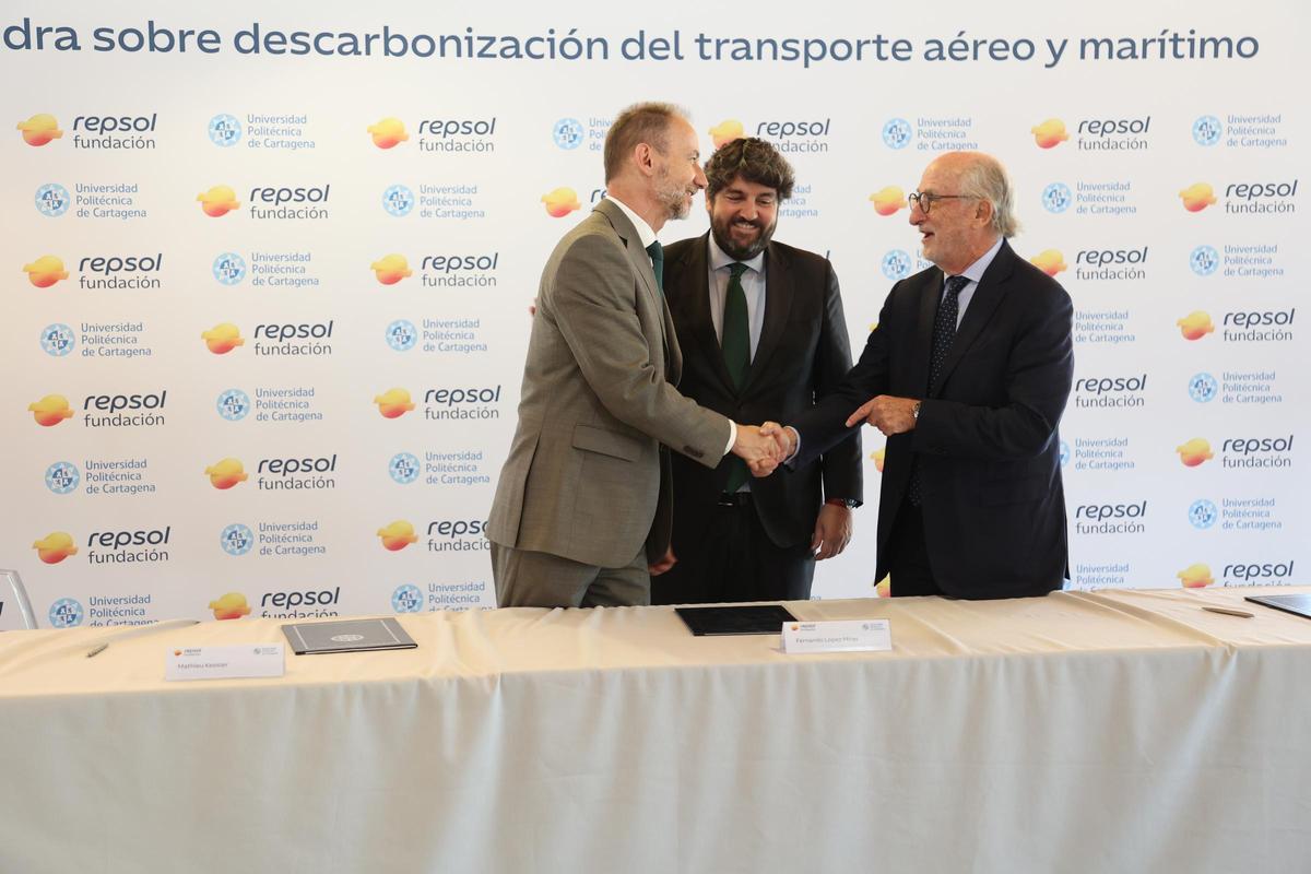 El rector de la UPCT, Mathieu Kessler; el presidente de Repsol, Antonio Brufau, y el presidente de la Región de Murcia, Fernando López Miras, durante la rúbrica de la nueva cátedra