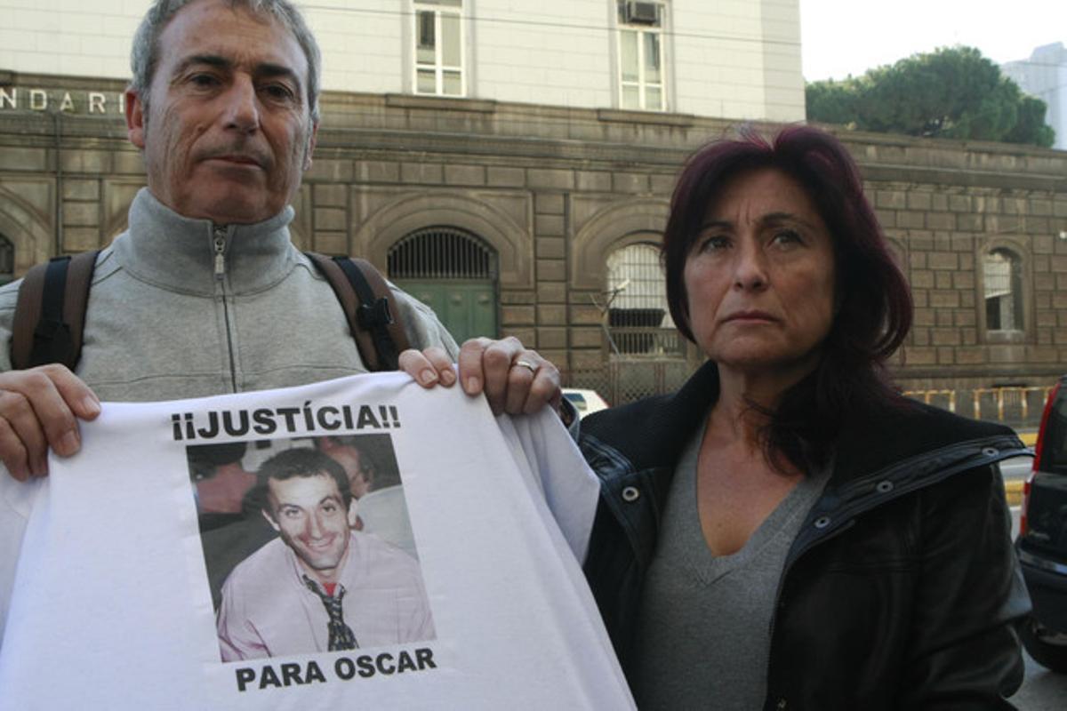 José Antonio Sánchez, el germà de l’Óscar, i la seva dona en reclamen la llibertat davant la presó de Poggioreale, el 8 de desembre passat. José Antonio Sánchez, el germà de l’Óscar, i la seva dona en reclamen la llibertat davant la presó de Poggioreale, el 8 de desembre passat.