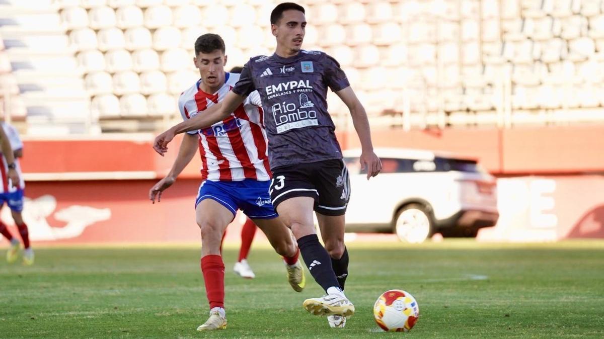 Busi realiza un pase durante el partido ante el Algeciras.