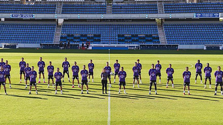 El plantel posa con la equipación solidaria contra la violencia de género. | | CDT