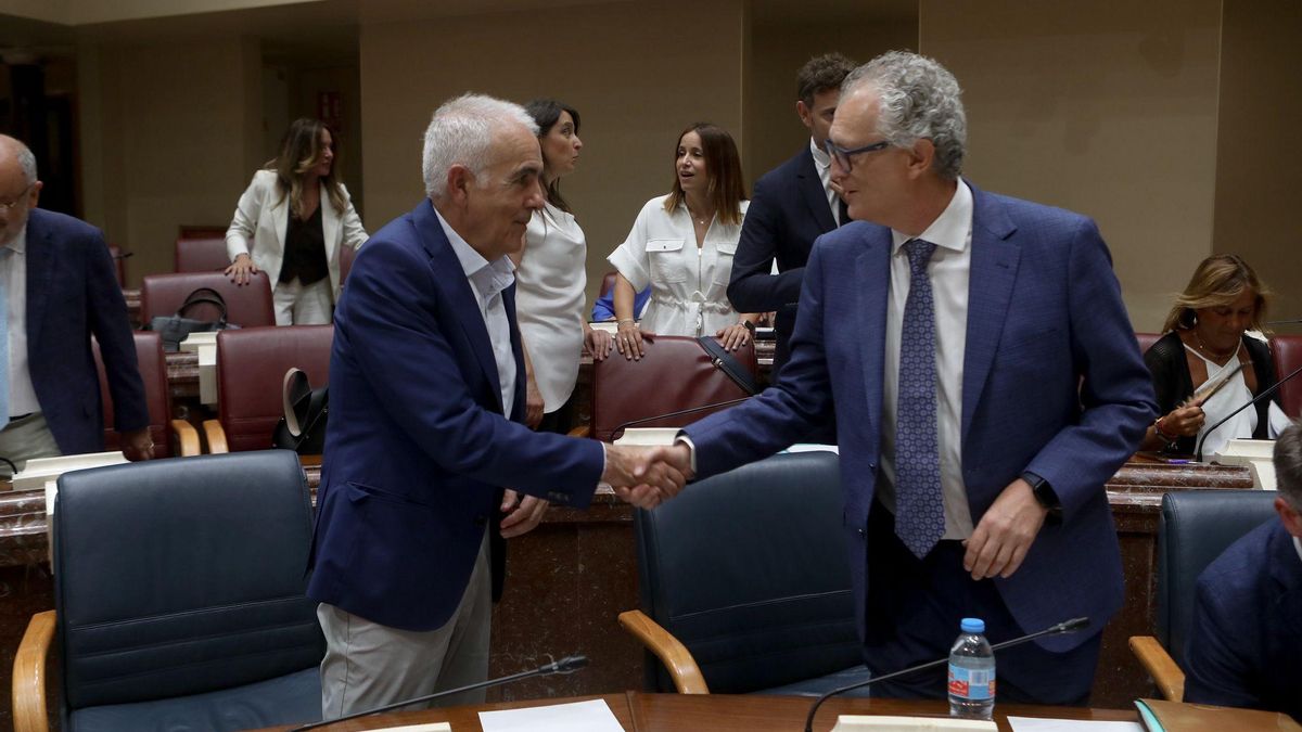 El consejero Pedreño saluda a Martínez Baños en la Asamblea.