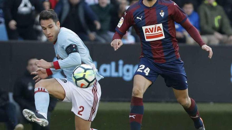 Unzué supera al armero Jordan para asistir a Maxi Gómez en el segundo gol del Celta al Eibar, ayer en Balaídos. // José Lores