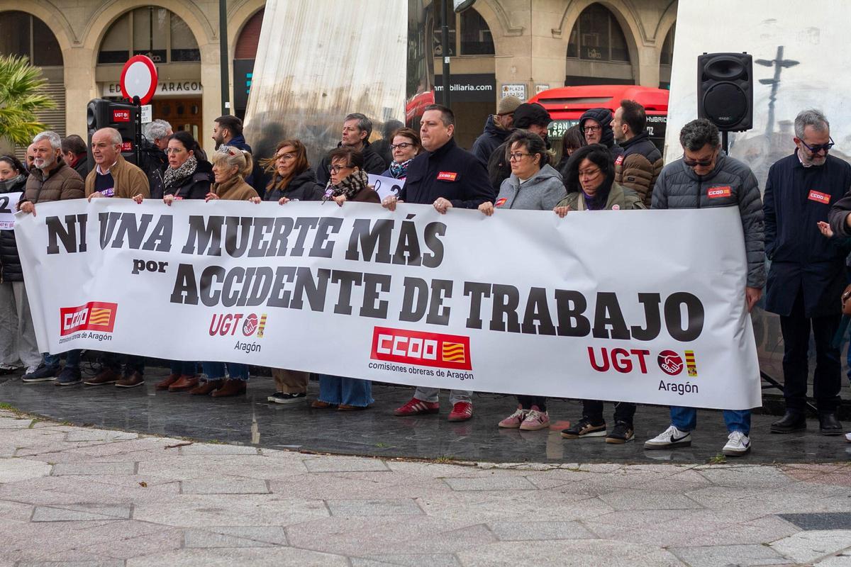 La concentración de protesta contra los accidentes en el trabajo convocada por los sindicatos UGT y CCOO Aragón, que ha tenido lugar este viernes en Zaragoza.