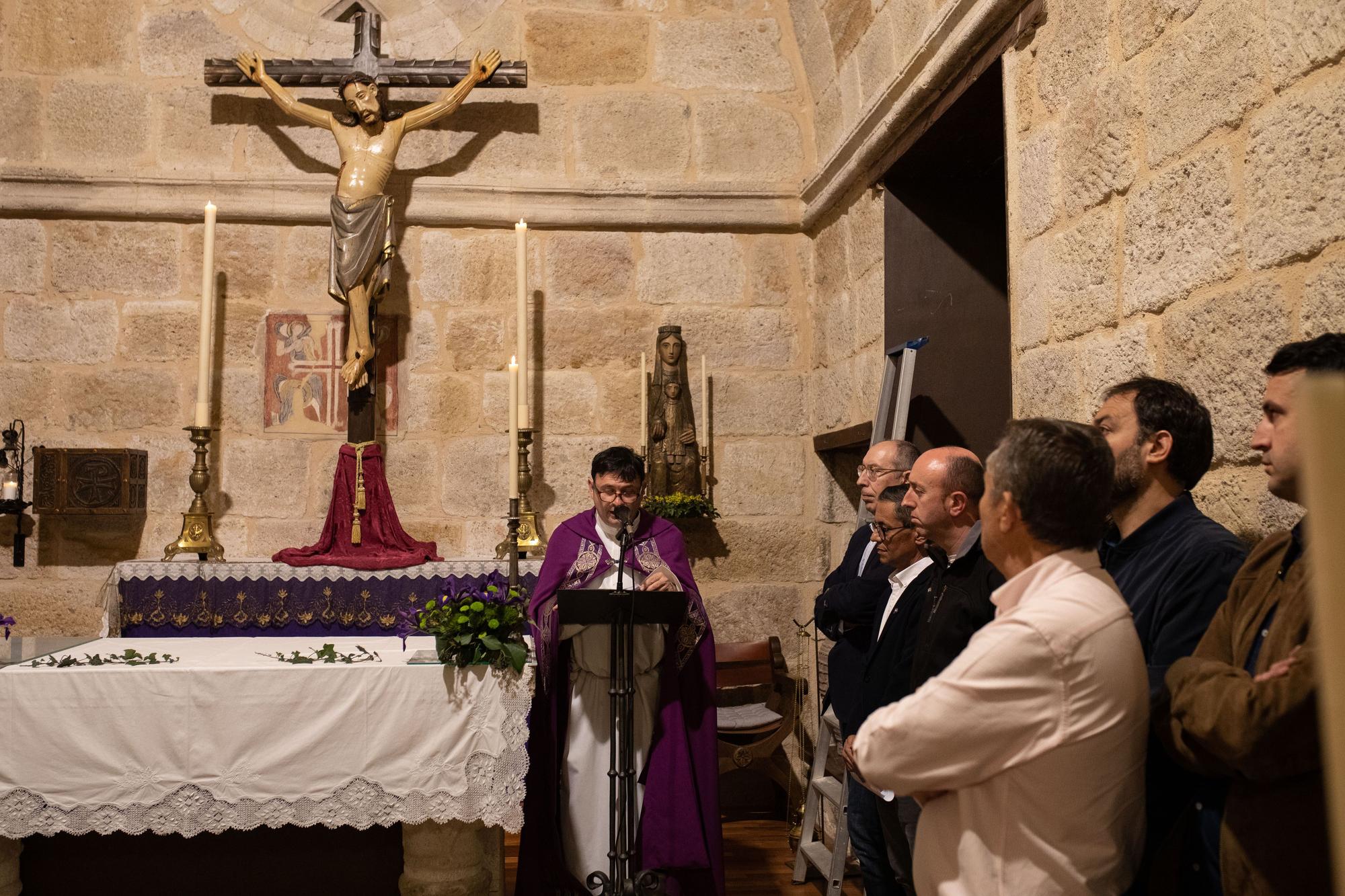 La Hermandad Penitencial del Espíritu Santo baja el Cristo para el besapiés