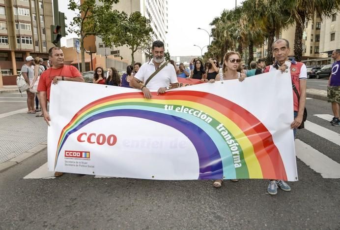 LAS PALMAS DE GRAN CANARIA A 24/06/2017. Este 2017 el lema del orgullo está vinculado a la demanda de la Ley de Igualdad LGTBI que combata los flecos pendientes para la igualdad legal y real. La manifestación discurrió por la avenida de Mesa y López hasta Santa Catalina. FOTO: J.PÉREZ CURBELO