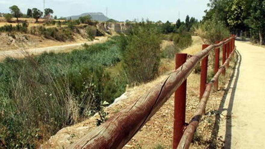 El camí que passa pel costat del riu Anoia a Igualada.